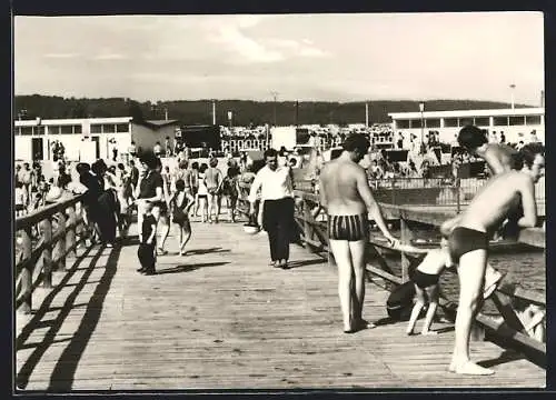 AK Hohenfelden bei Erfurt, Stausee, Seebrücke mit Urlaubern