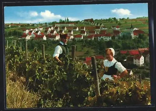 AK Feilbingert, Paar der Trachtengruppe im Weinberg