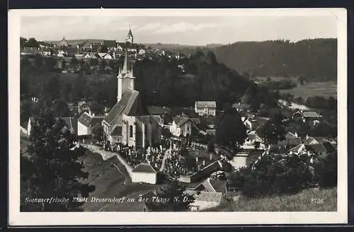 AK Stadt Drosendorf /Thaya, Ortsansicht mit Kirche und Kirchhof