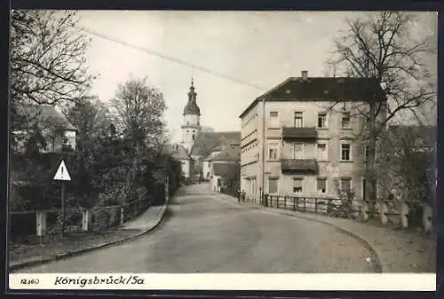 AK Königsbrück /Sa., Strassenpartie mit Turm