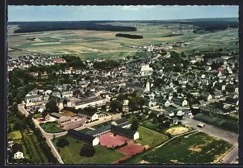 AK Simmern /Hunsrück, Fliegeraufnahme mit Ort und Umgebung