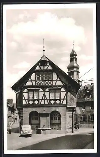 AK Hofheim a. Ts., Rathaus, davor ein Auto