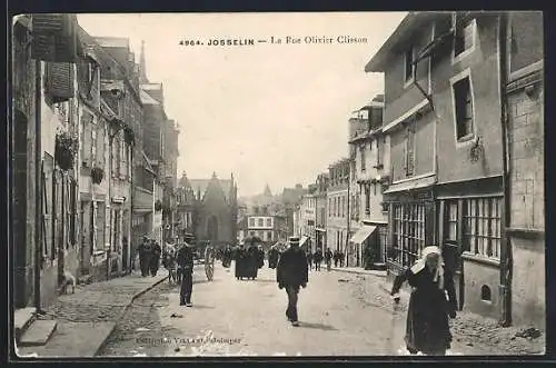 AK Josselin, la Rue Olivier Clisson animée avec passants et bâtiments historiques