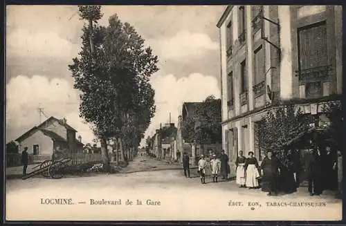 AK Locminé, Boulevard de la Gare avec des passants et bâtiments historiques