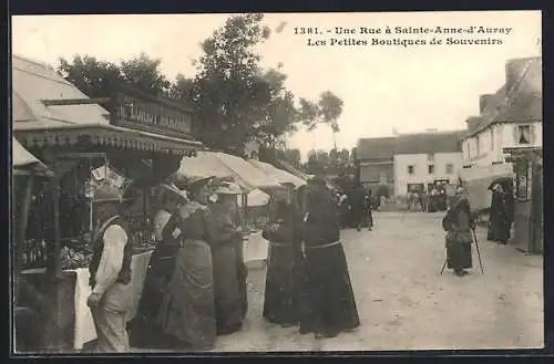 AK Sainte-Anne-d`Auray, Une rue avec les petites boutiques de souvenirs