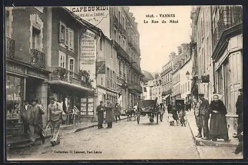 AK Vannes, La Rue du Mené animée avec passants et boutiques