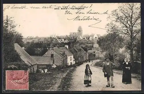 AK Baud, Vue générale du village avec habitants sur le chemin