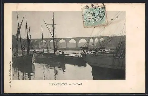 AK Hennebont, Le Port et le viaduc en arrière-plan