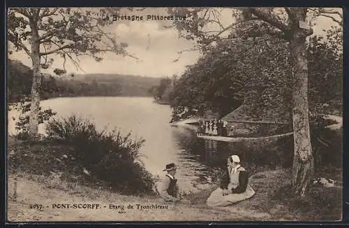 AK Pont-Scorff, Étang de Tronjateau et personnages en costume traditionnel