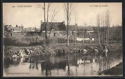 AK Pont-Scorff, La Vallée du Scorff avec maisons et rivière en premier plan