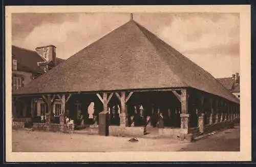 AK Questembert, La Vieille Halle, chef-d`œuvre de charpente en bois du XVIIe siècle