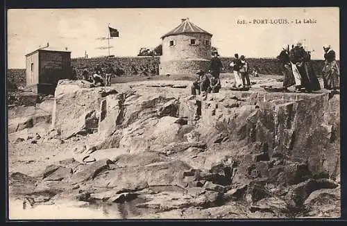 AK Port-Louis, La Lohic avec visiteurs sur les rochers et bâtiment fortifié en arrière-plan