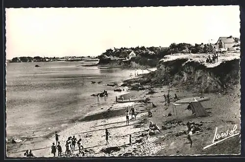 AK Kerhostin, La plage animée avec des baigneurs et des falaises en arrière-plan