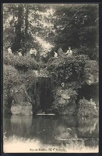 AK Malansac, Parc de Bodelio avec cascade et visiteurs