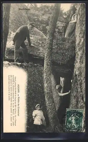 AK Augan, Vallée de Claieaux avec visiteurs explorant les rochers en forêt