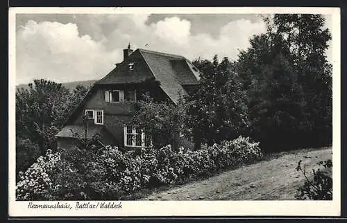 AK Rattlar /Waldeck, Hermannshaus von einem Feldweg aus