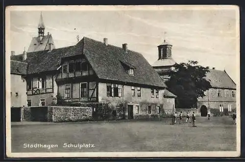 AK Stadthagen, Schüler auf dem Schulplatz