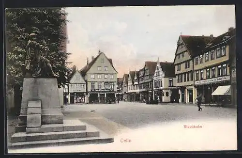 AK Celle, Strasse Stechbahn mit Gasthaus von Gustav Thiele und Denkmal