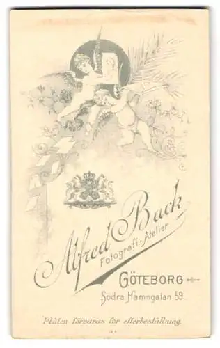 Fotografie Alfred Back, Göteborg, Södra Hamngatan 59, zwei Engel mit Fotografien, kgl. Wappen