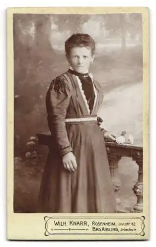 Fotografie Wilhelm Knarr, Rosenheim, Innstr. 42, Damenkopf im Jugendstil mit floraler Verzierung