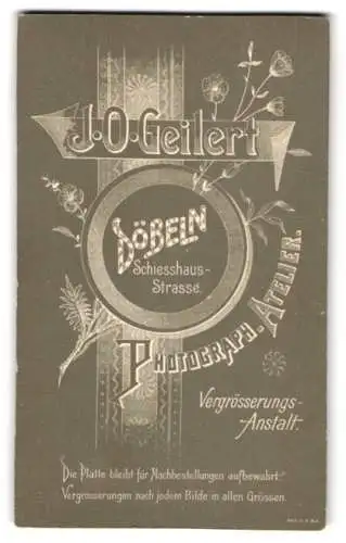 Fotografie J. O. Geilert, Döbeln, Schiesshausstr., Anschrift des Ateliers mit Blumenverzierung