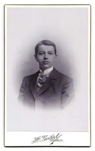 Fotografie J. O. Geilert, Döbeln, Schiesshausstr., Anschrift des Ateliers mit Blumenverzierung