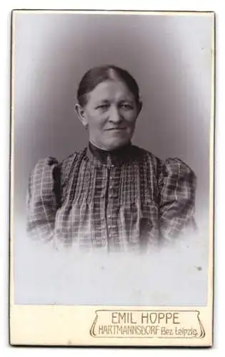 Fotografie Emil Hoppe, Hartmannsdorf, grafische Jugendstil Darstellung mit Frauenkopf und Floralem Motiv