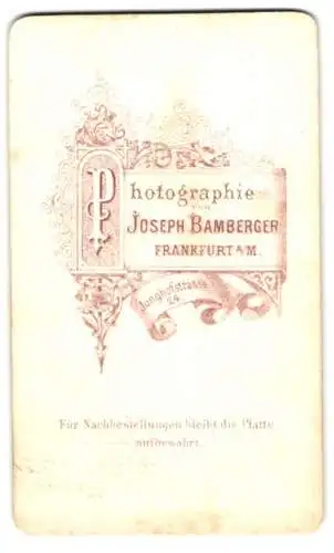 Fotografie Joseph Bambeger, Frankfurt a. M., Junghofstr. 24, Anschrift des Ateliers mit floraler Jugendstil Verzierung