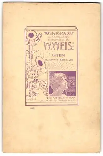 Fotografie W. Weis, Wien, Hauptstr. 67, Frauenkopf im Jugendstil nebst Plattenkamera und floraler Verzierung