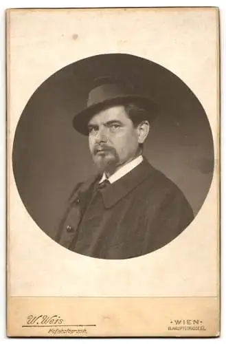 Fotografie W. Weis, Wien, Hauptstr. 67, Frauenkopf im Jugendstil nebst Plattenkamera und floraler Verzierung