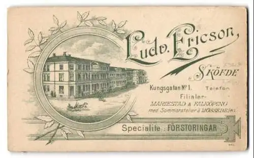 Fotografie Ludv. Ericson, Sköfde, Kungsgatan 1, Ansicht Sköfde, das Ateliershaus mit floraler Verzierung