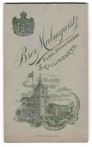 Fotografie Bror Malmquist, Skillingaryd, Ansicht Skillingaryd, Blick auf das Ateliershaus, kgl. Wappen