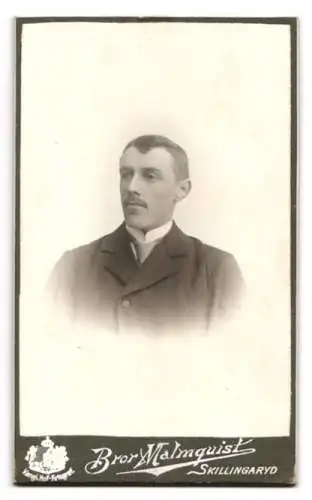 Fotografie Bror Malmquist, Skillingaryd, Ansicht Skillingaryd, Blick auf das Ateliershaus, kgl. Wappen