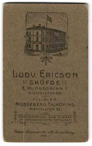 Fotografie Ludv. Ericosn, Sköfde, Kungsgatan 1, Ansicht Sköfde, Atelierhaus mit Schwedischer Flagge