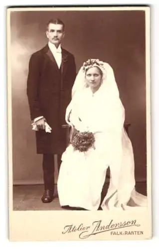 Fotografie Andersson, Falköping Ranten, schwedisches Ehepaar im Hochzeitskleid und Anzug, Brautstrauss