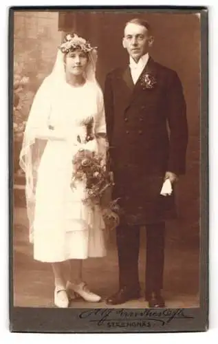 Fotografie Alf Lindhes Eftr., Strängnäs, junges schwedisches Brautpaar im Hochzeitskleid mit Brautstrauss und Anzug