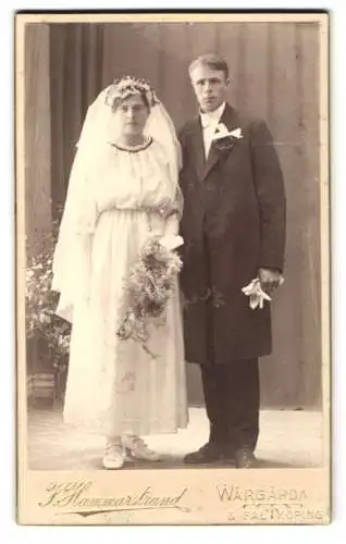 Fotografie J. Hammerstrand, Wårgårda, schwedisches Brautpaar am Hochzeitstag im Bautkleid und Anzug