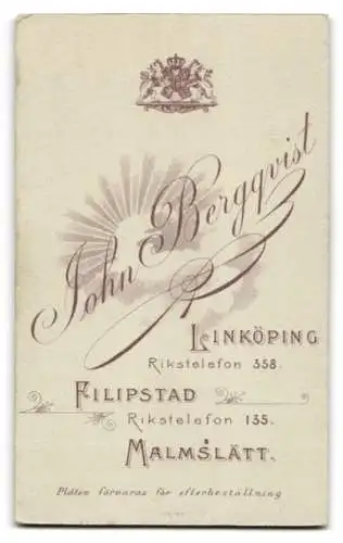 Fotografie John Bergquist, Linköping, Ehepaar im Brautkleid und Anzug mit Brautstrauss