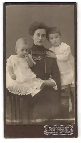 Fotografie M. Johannsen, Oldenburg i. Gr., Mutter mit ihren beiden Kindern, Mutterglück