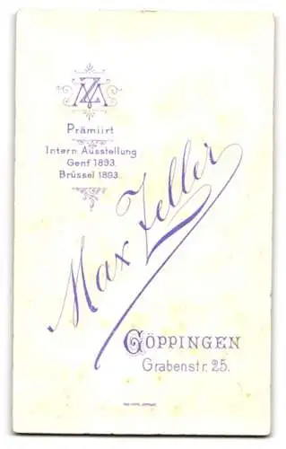 Fotografie Max Zeller, Göppingen, junge Mutter mit ihrem Kleinkind auf dem Arm, Mutterglück
