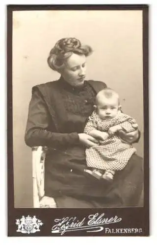 Fotografie Helfried Elsner, Falkenberg, junge Mutter mit ihrem Kind auf dem Schoss, Mutterglück