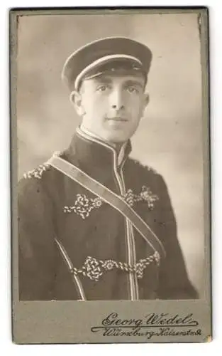 Fotografie Georg Wedel, Würzburg, junger würzbuger Student im Wichs mit Couleur