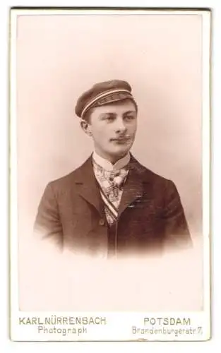 Fotografie Karl Nürrenbach, Potsdam, Student Karl im Anzug mit Schirmmütze und Couleur, 1902