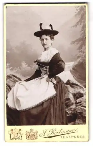 Fotografie P. Reitmayer, Tegernsee, junge Dame in Tracht vor einer Studiokulisse