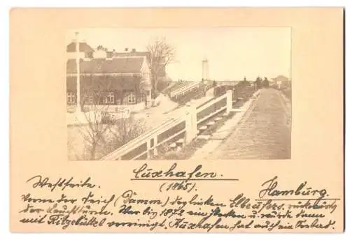 Fotografie unbekannter Fotograf, Ansicht Cuxhaven, Blick entlag des Deich nach dem Leuchtturm, 1865