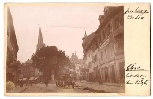 Fotografie unbekannter Fotograf, Ansicht Freiburg i. Baden, Blick in die Oberlindenstrasse mit Kirche