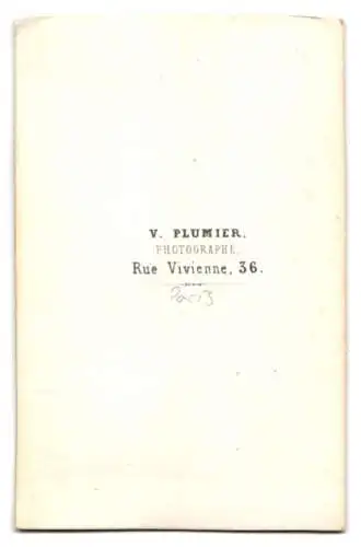 Fotografie v. Plumier, Paris, französischer Herr im Anzug mit Backenbart und Zylinder auf dem Stuhl
