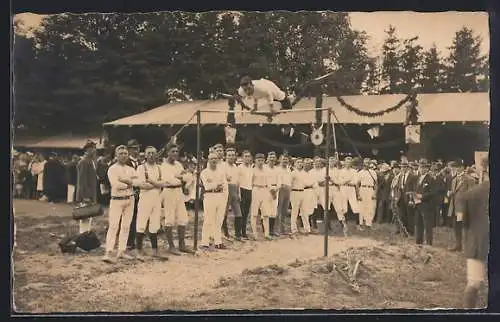 Foto-AK Kassel, Turnfest, Turner am Reck mit Zuschauern, Gebäude