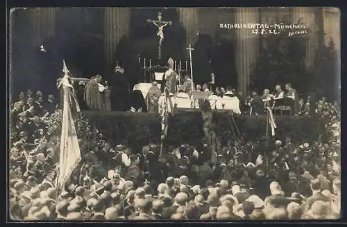 AK München, Propyläen, Katholikentag 1922, Bei der Messe