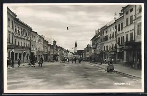 AK Mattighofen /Ob. D., Strassenpartie mit Geschäften und Kirche